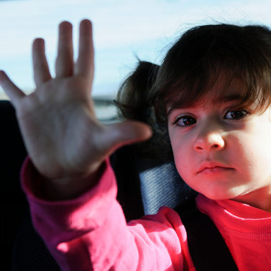 Не оставляйте детей в припаркованном автомобиле